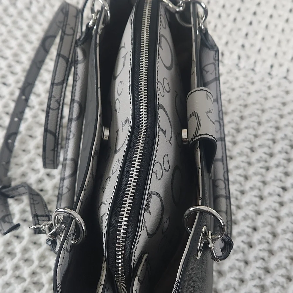 Guess shoulder or crossbody bag with 3 compartments with two snap closure and zi - Picture 8 of 11